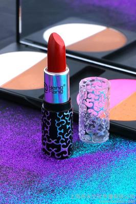 光影藝術(shù)下的魅力呈現(xiàn) 上海化妝品產(chǎn)品靜物畫冊(cè)與模特拍攝服務(wù)解析